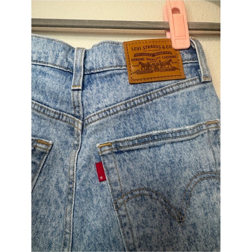 Levi’s Ribcage Shorts - Picture 2 of 6